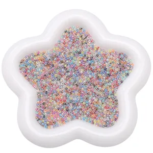 Détail de perles de rocaille colorées pour la fabrication de bijoux faits main et bracelets DIY.