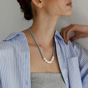 Collana a clavicola da donna con perline di semina blu fatte a mano boho e perle irregolari bianche