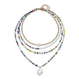 Collana di perle multicolore multistrato con perline di semi e perle d'acqua dolce uniche.