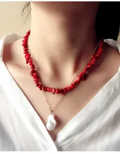 Collana girocollo a doppio strato fatta a mano con pietre rosse e ciondolo di perla.