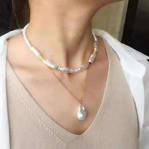 Collana girocollo perle barocche multistrato con perline colorate e ciondolo oro elegante