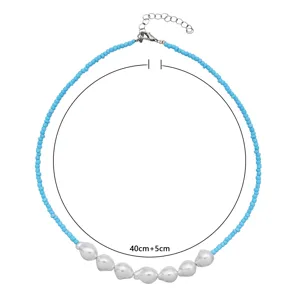 Collana girocollo con perline blu bohémien e perle barocche con catenella di estensione.