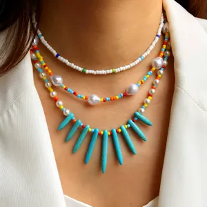 Collana girocollo di perline multistrato con ciondolo turchese elegante da donna.