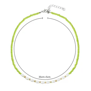 Dettaglio della collana di perle verdi con perle bianche e catena regolabile 35cm.
