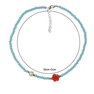 Collana girocollo perle blu bohémien con perla bianca e ciondolo rosa rossa per donna elegante