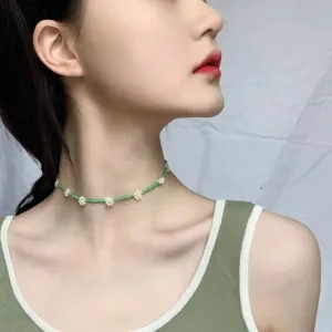 Elegante collana girocollo con perline verdi e fiori, gioiello francese minimalista carino.