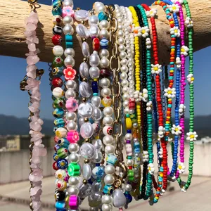 Set di collane di perle colorate boho con simpatiche margherite per donne e ragazze.