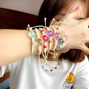 Bracciali intrecciati in canapa fatti a mano con fiori secchi colorati, vista principale boho.