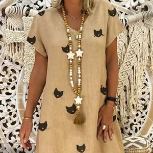 Lunga collana con perline di legno boho con ciondoli stella bianchi e nappa chic.
