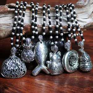Vintage silberfarbene lange Kette mit ethnischen Anhängern Perlen Pulloverkette Schmuck.