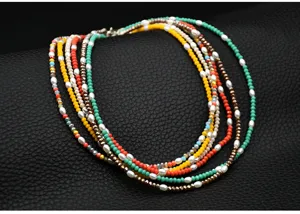 Collar choker multicapa de perlas de cristal de colores, detalle que muestra cuentas vibrantes.