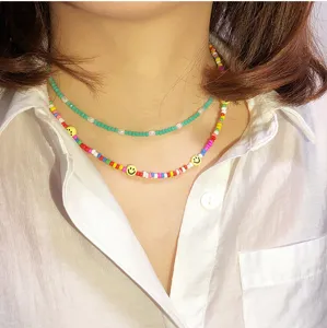 Vista detallada de un collar gargantilla de cuentas coloridas con adorables cuentas de carita.