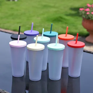 Vista detallada de vaso de plástico mate, vaso reutilizable colorido con pajita verano.
