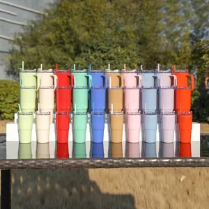Grand gobelet isotherme en acier inoxydable avec poignée et paille, diverses couleurs.