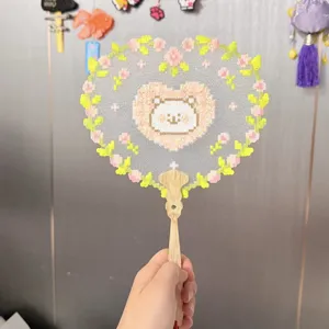 Kralen handwaaier detail met schattig berenpatroon en houten handvat voor de zomer.