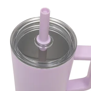 Vaso termico de acero inoxidable con asa y pajita, vista detallada de la tapa con sorbete.