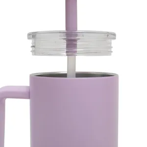 Detalle de taza térmica de acero inoxidable, vaso de viaje morado con pajita y asa.