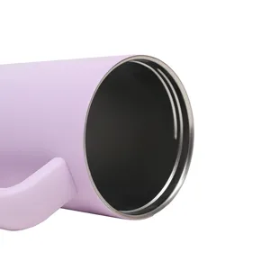 Práctico vaso térmico de acero inoxidable de color sólido con asa para deportes al aire libre.