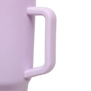 Primer plano del asa del vaso de acero inoxidable, taza de viaje aislada de color morado.
