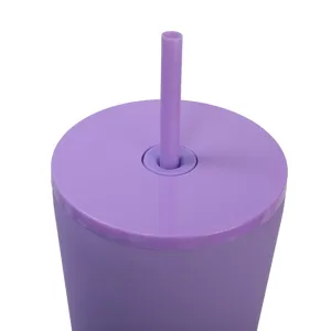 Gobelet isotherme en acier inoxydable violet avec couvercle et paille vue de détail.