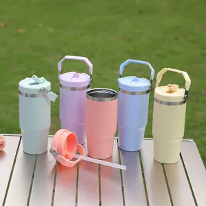 Detailansicht farbiger 20oz edelstahl reisebecher mit griffen und strohhalmen im freien.