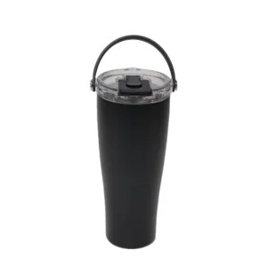 Dettaglio tazza termica in acciaio inox nero opaco con coperchio trasparente e manico robusto.