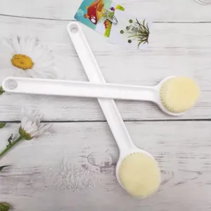 Juego de cepillos de baño de cerdas suaves con mango largo para la limpieza cómoda de la espalda.