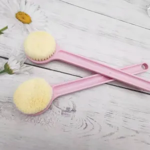 Juego de cepillos de baño de cerdas suaves con mango largo para el cuerpo en rosa.
