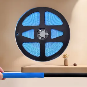 Detalle de tira de sellado azul que muestra diseño de rollo para juntas de hogar.