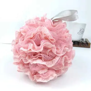 Roze badspons van dubbele netstof met kantrand en ophanglint, zachte doucheloofah detailweergave.