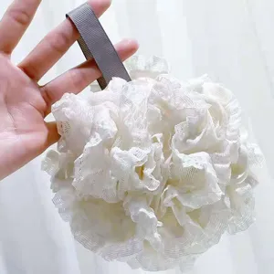 Witte kanten badspons met lus voor een zachte dagelijkse douche en comfortabele lichaamsverzorging.