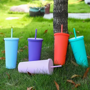 Detailaufnahme des Plastik-Strohbechers mit lebendigen Farben und Doppelwand-Design.