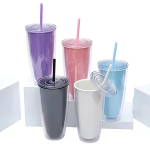 Doppelwandiger isolierter Plastikbecher mit Strohhalm Detailansicht in mehreren bunten Farben.