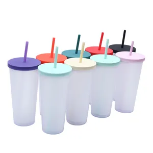 Primer plano detallado de vasos fríos de plástico esmerilado con tapas de colores y pajitas.