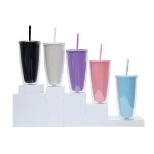 Doppelwandiger isolierter Kunststoffbecher mit Strohhalm farbiger Wasserbecher Detailansicht