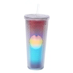 24oz strukturierter Plastikbecher mit Regenbogen Farbverlauf, doppelwandig und mit Trinkhalm.