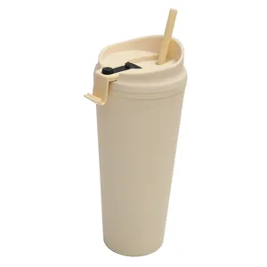 Beige dubbelwandige plastic rietjesbeker met klapdeksel voor buiten en dagelijks gebruik.