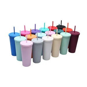 Details zum bunten matten Plastikbecher, doppelwandiger Becher mit flachem Deckel und Strohhalm.