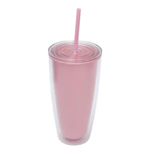 Doppelwandiger isolierter Kunststoffbecher mit rosa Strohhalm Detailansicht Sommer Becher