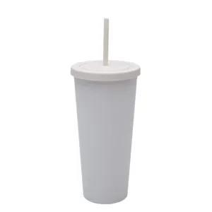 Vista dettagliata del bicchiere con cannuccia in plastica opaca da 710ml e finitura liscia.
