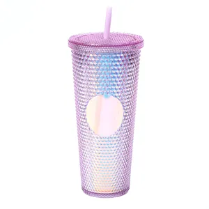 Detailansicht des 24oz rosa Diamant Bechers, doppelwandiger Plastikbecher mit Strohhalm.