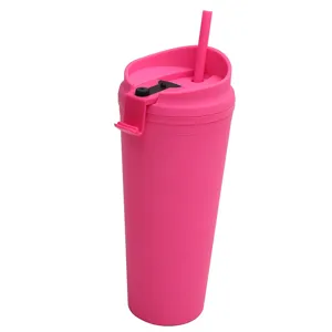 Roze dubbelwandige plastic beker met rietje en deksel voor dagelijks gebruik, detailweergave.