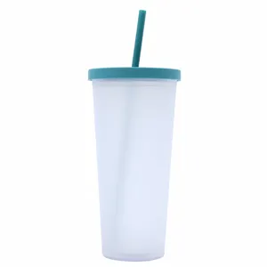Detalle de vaso de plástico esmerilado, diseño aislado de doble pared con pajita y tapa.