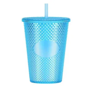 Nahaufnahme des blauen 24OZ Kunststoff-Trinkbechers mit Diamant-Struktur und Strohhalm.