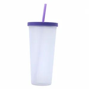 Detalle vaso plástico mate, vista primer plano taza pajita doble pared, lila.