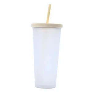Detalle de la taza con pajita de plástico esmerilado en beige, con diseño de doble capa.
