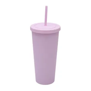 Vista di dettaglio del bicchiere di plastica opaco viola chiaro con la paglia 710ml