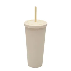 Primo piano dettagliato della superficie del bicchiere in plastica opaca e del design della paglia.