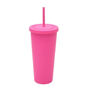 Bicchiere con cannuccia rosa in plastica opaca nel dettaglio, solido design a doppia parete.