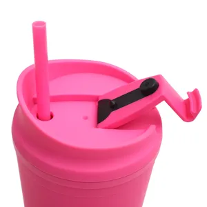 Roze dubbelwandige kunststof rietjesbeker met deksel voor grote capaciteit buiten.